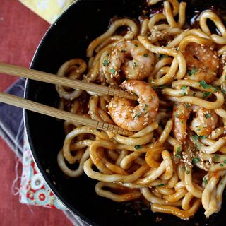 101. Udon thailandese con pesce misto