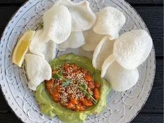 Tatar z łososia z guacamole i chipsami ryżowymi (200g)