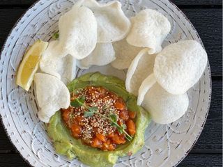 Tatar z łososia z guacamole i chipsami ryżowymi (200g)