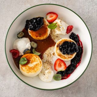 Сырники с черничным вареньем и творожным сыром (250г)