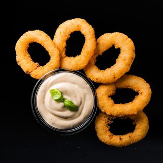 Krążki cebulowe + sos