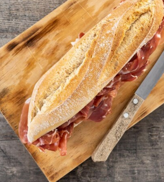 Bocadillo de jamón serrano y queso