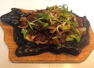 Wołowina w sosie ostrygowym z gorącego talerza