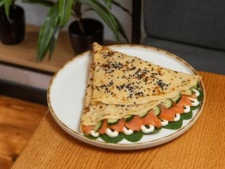 Млинець з лососем