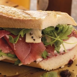 Panino crudo, rucola, scaglie di grana