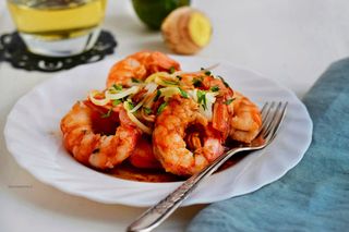 50. Gamberi con porri e zenzero
