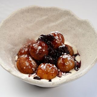 Papanasi cu dulceata de visine