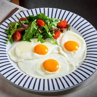 Ochiuri/scrob clasice cu parmezan si salată verde