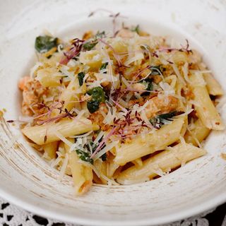 Пенне з лососем та шпинатом