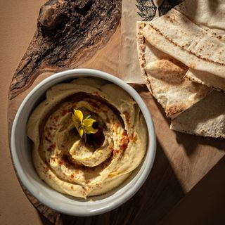 Hummus with pita bread and crudités
