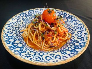 სპაგეტი პომიდორის სოუსით