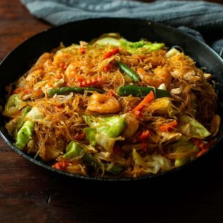 1. Ración De Pancit Bihon