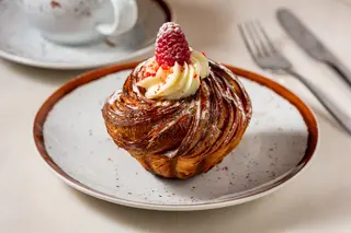 Cruffin de Cheesecake de Morango