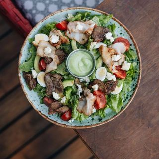 Кобб-салат з яловичиною та беконом (300г)