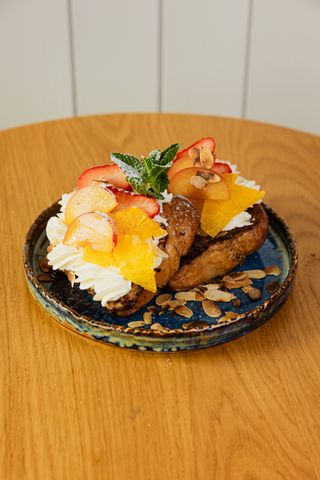 Chałka ze świeżymi owocami sezonowymi i serkiem Ricotta