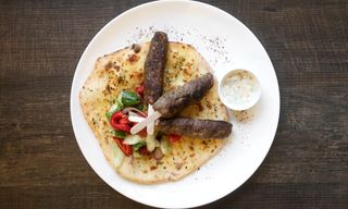 საქონლის ქაბაბი ბოსტნეულის სალათით და მაწვნის სოუსით