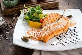 Стейк из лосося со сливочно-икорным соусом