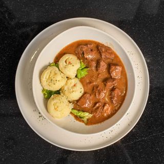 Gulaš juneći sa prilogom