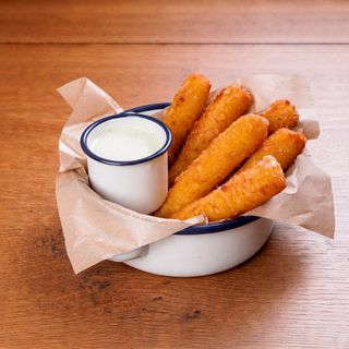 ყველის ჩხირები არაჟნის, ნივრის და პიტნის სოუსით