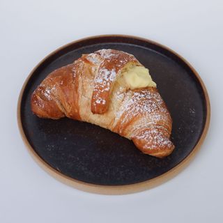 Desayuno Dulce De Croissant Relleno Crema Pastelera