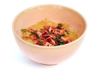 Ситна вівсянка з сиром чедер та беконом