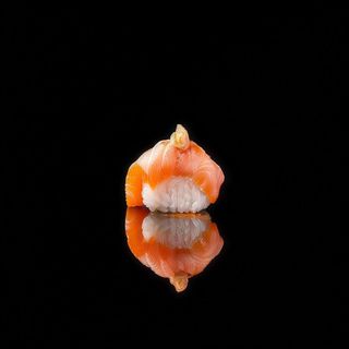 N15. NIGIRI HOT SALMON