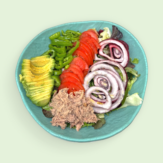 Ensalada de tomate y aguacate con atún