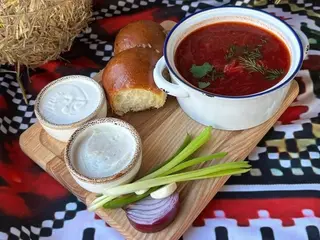 Борщ зі свининою та пампушками (540g)