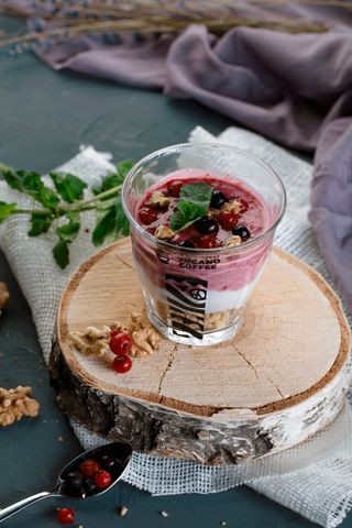 Iaurt cu fructe de pădure müsli, banane și nuci