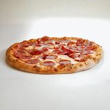 Pizza sa junećom kobasicom sos bijeli luk