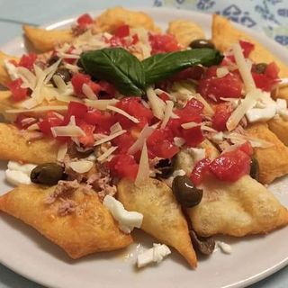 Straccetti fritti con pomodorini freschi e basilico