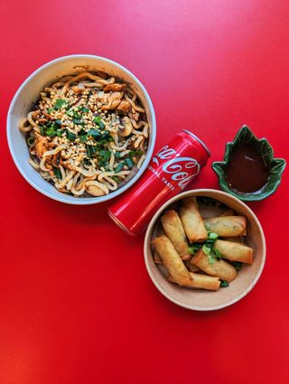 Makaron Udon w sosie z czarnego pieprzu WIEPRZOWINA + 10 sajgonek + Coca cola 0,33