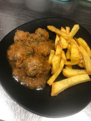 Albóndigas con patatas fritas