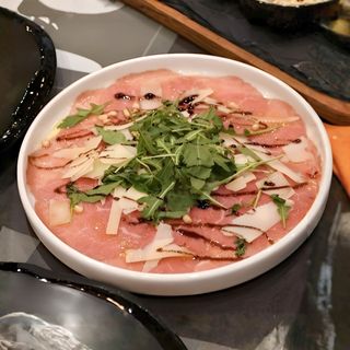 Телешко карпачо с пармезан и кедрови ядки 200 гр.