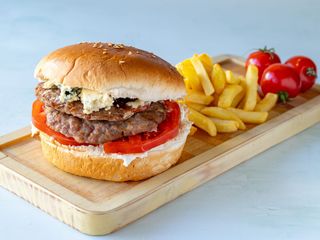 Dupli blu kadilak burger + pomfrit