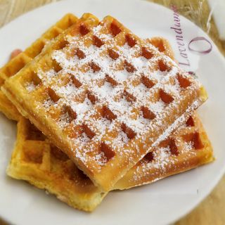 Goferek z cukrem pudrem