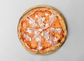 Pizza De Funghi Y Prosciutto