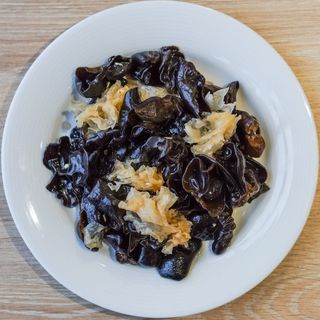 11.Салата черни гъби и бели гъби (250г)