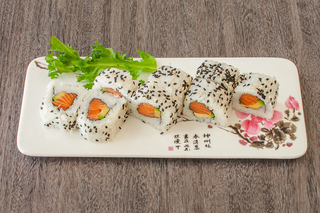 91. Uramaki Salmone