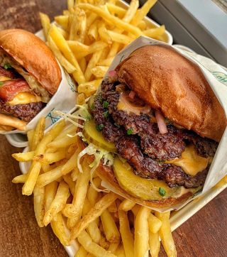 2 Burgeri Dubli + Cartofi Pai + 2 Băuturi răcoritoare la alegere