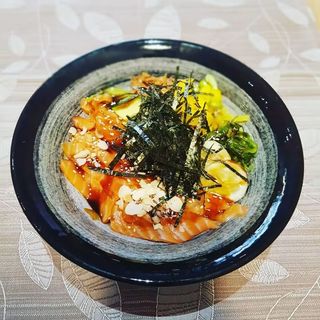 Pokè Hawaii con salmone e avocado