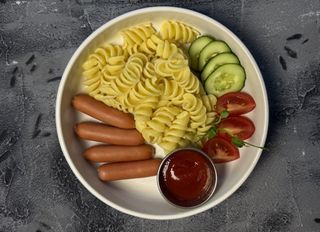 Макарони з молочними сосисками