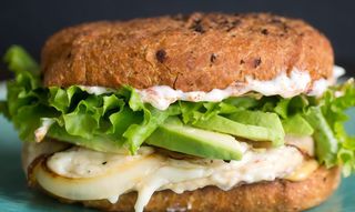 Super Smashed Avocado Chciken Burger + Patata Fritas