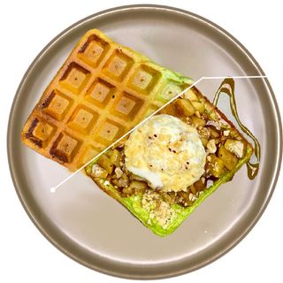 ისპანახის ვაფლი გამომცხვარი ვაშლით, დარიჩინით, თხილით, კარამელით და ნაყინით