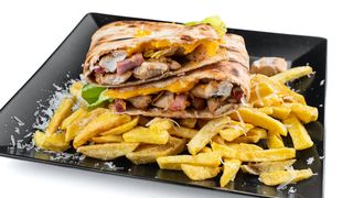 Quesadilla de pui cu garnitura la alegere