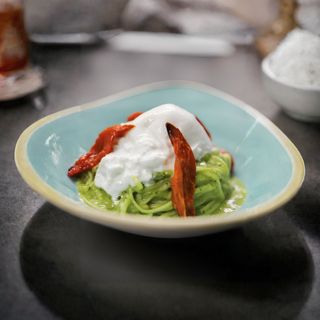 Tagliolini al pesto, bufala e pomodorini confit
