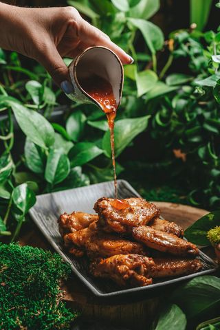 Куриные крылья с медовым кимчи