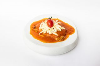 Cotlet de porc cu sos rosu si cascaval afumat