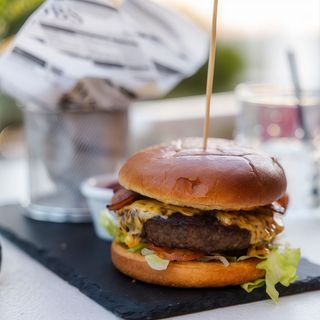 Hamburguesa angus 200 g con papas fritas