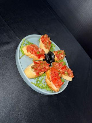 Bruschete cu roșii și busuioc